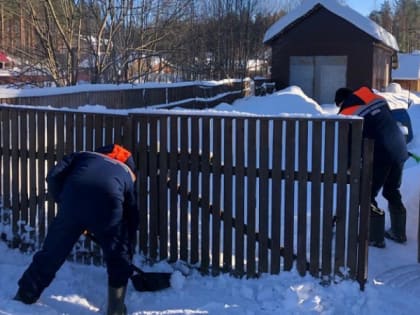 Семье мобилизованного в Медвежьегорске помогли убрать снег вокруг дома