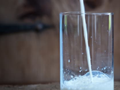 Диетолог рассказала, кому нельзя пить цельное молоко