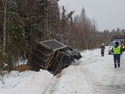 Самосвал перевернулся недалеко от поселка Эссойла