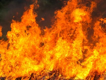 Деревянный многоквартирный дом едва не сгорел в карельском поселке