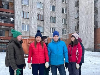 Депутат Петросовета Андрей Ушаков вместе с жителями дома №28 по Судостроительной улице принял участие в субботнике