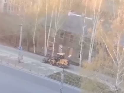 «Соскучился по зиме»: в Петрозаводске снегоуборщик со скрипом и лязгом чистил асфальт