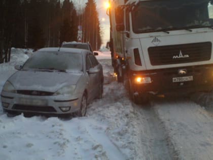 Из-за неочищенных дорог мусоровозы застревают в снежном плену