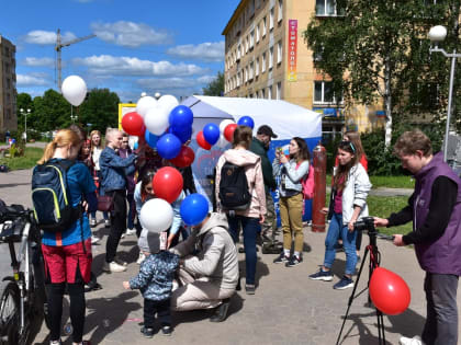 Футбольный конкурс и танцевальный флешмоб прошли на Студенческом бульваре в День России