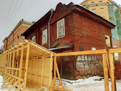В центре Петрозаводска начали разбирать исторический дом Захаровых