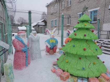 Заключенные в Карелии украсили территорию больницы снежными фигурами
