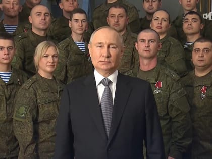 Владимир Путин впервые поздравил россиян с Новым годом не на фоне Кремля