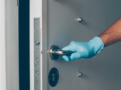 Мертвого мужчину нашли во вскрытой квартире в Петрозаводске