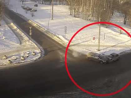 Два автомобиля в лобовую столкнулись в Петрозаводске