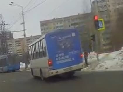 Водитель автобуса в Петрозаводске грубо нарушил ПДД и попал на видео