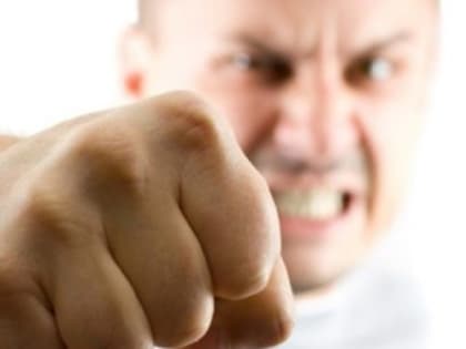 Ресторанный драчун напал на полицейского, который отвез его в больницу