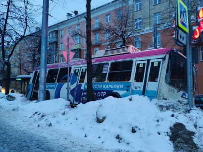 Полиция проверяет обстоятельства ДТП, где троллейбус снес два автомобиля в центре Петрозаводска