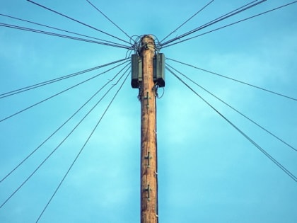 Опора уличного освещения в Петрозаводске очень опасно накренилась