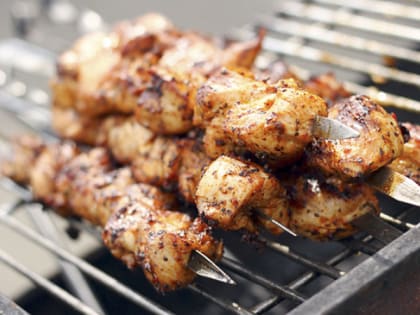 Россиянам не советуют запивать жареное на углях мясо холодным