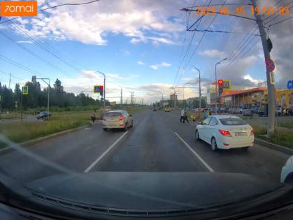 Таксист чуть не сбил ребенка на Древлянке у ТРЦ