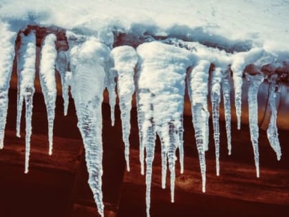 Сосульки угрожают жизням петрозаводчан в центре города