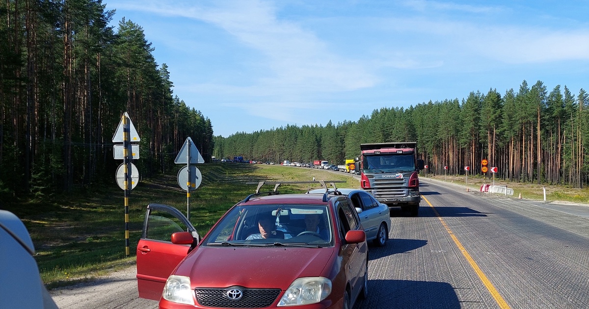 Под петрозаводском. Карелия Петрозаводск. Пробка на дороге. Трасса Петрозаводск Березовка. Дорога Петрозаводск Софпорог.