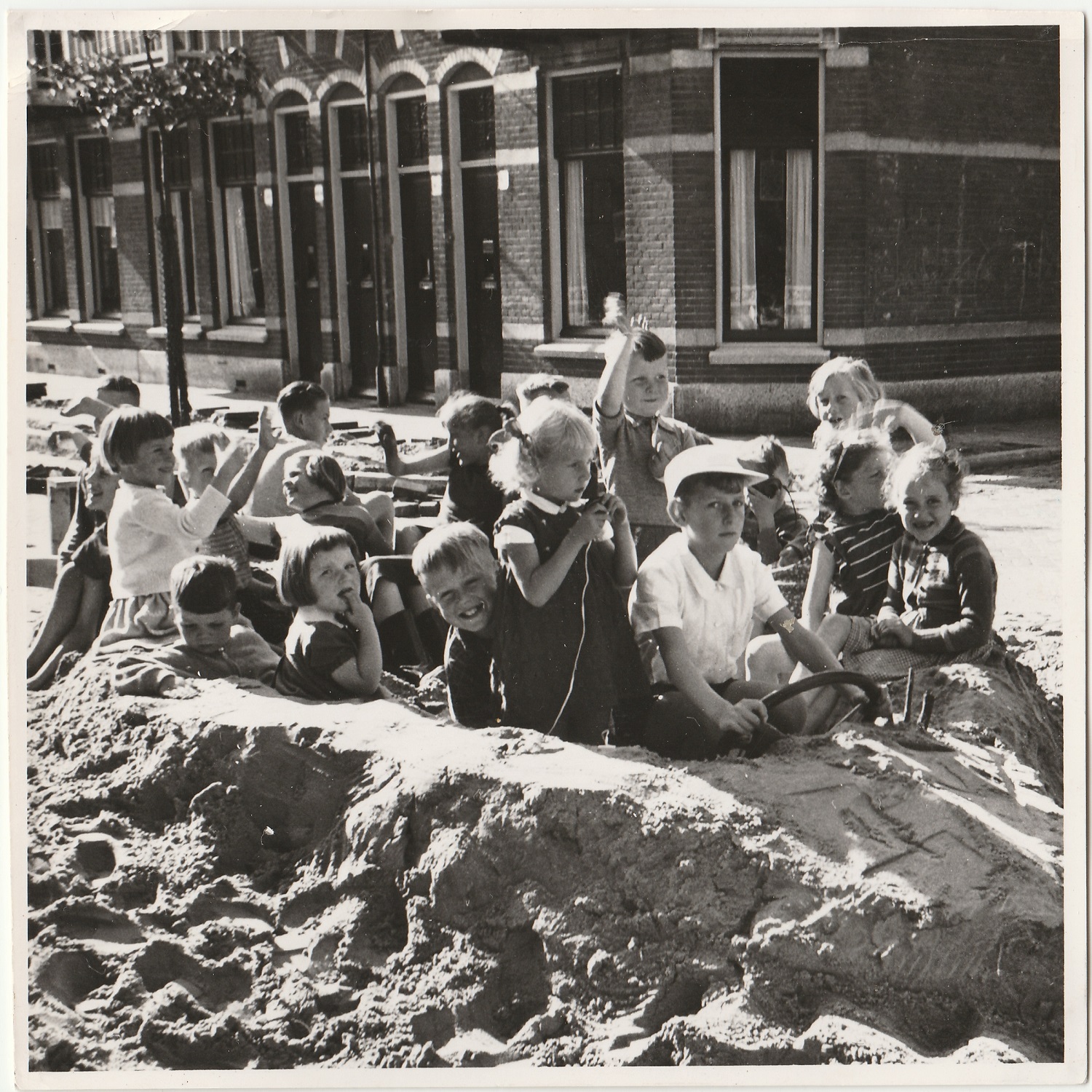 Drie Octoberstraat kinderen 1956