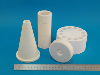 Keramische Komponenten fĂŒr die Industrie Teceram HK - Beispiel prĂ€ziser Teile aus technischer Keramik, CNC-Bearbeitung von Korund und Zirkonia