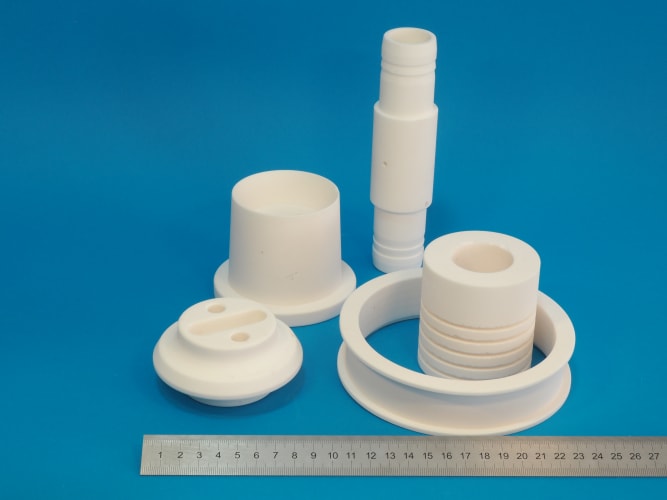 Produkte aus technischer Keramik Teceram HK - prĂ€zise keramische Komponenten aus Korund AlâOâ und Zirkoniumoxid ZrOâ, QualitĂ€tsmuster CNC-Bearbeitung