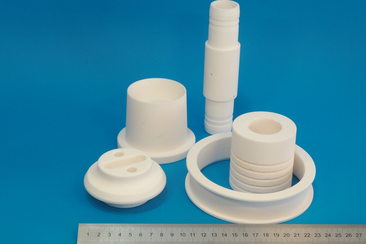 Fortschrittliche Produkte aus technischer Keramik Teceram HK - Korund AlâOâ und Zirkoniumoxid ZrOâ fĂŒr industrielle Anwendungen, CNC-Bearbeitung, Liberec