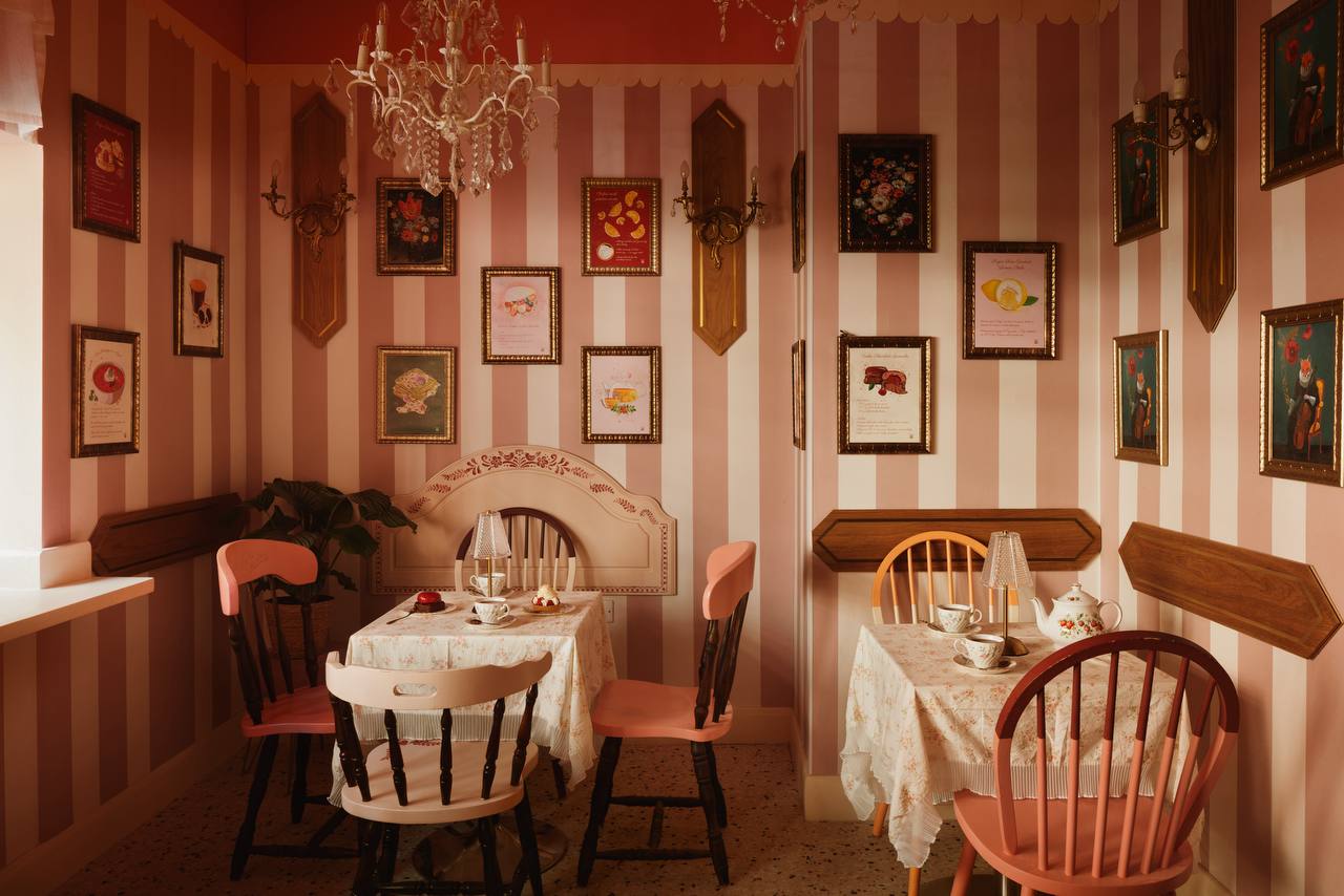Cream Dream Cafe interior with welcoming atmosphere and beautiful decor