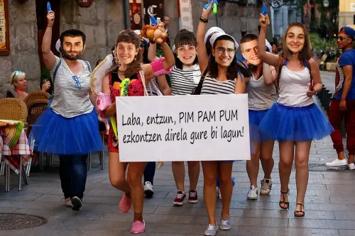 Laba, entzun, PIM PAM PUM! ezkontzen direla bi lagun! 