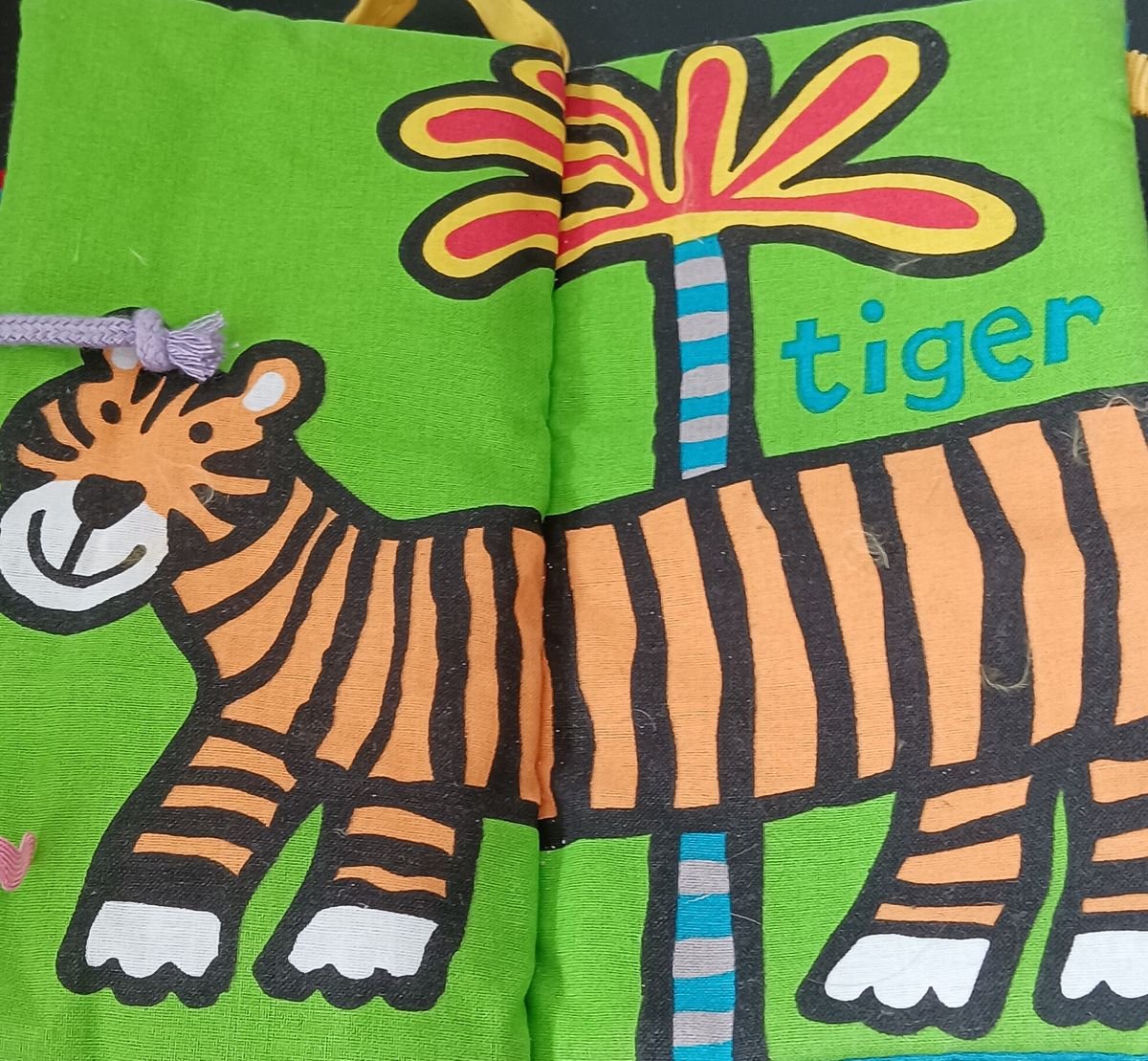Jellycat Soft Book – Jungly Tails | Baby Sensory Crinkle Book | VGUC   - Image 3