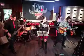 Gaby Valadez cantando en vivo con banda completa en el escenario