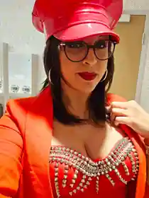 Retrato de Gaby Valadez con vestuario rojo