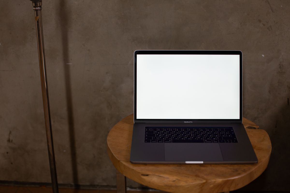 Ruang kerja WordPress dengan laptop dan layar kosong — konteks penggunaan Essential Addons untuk Elementor