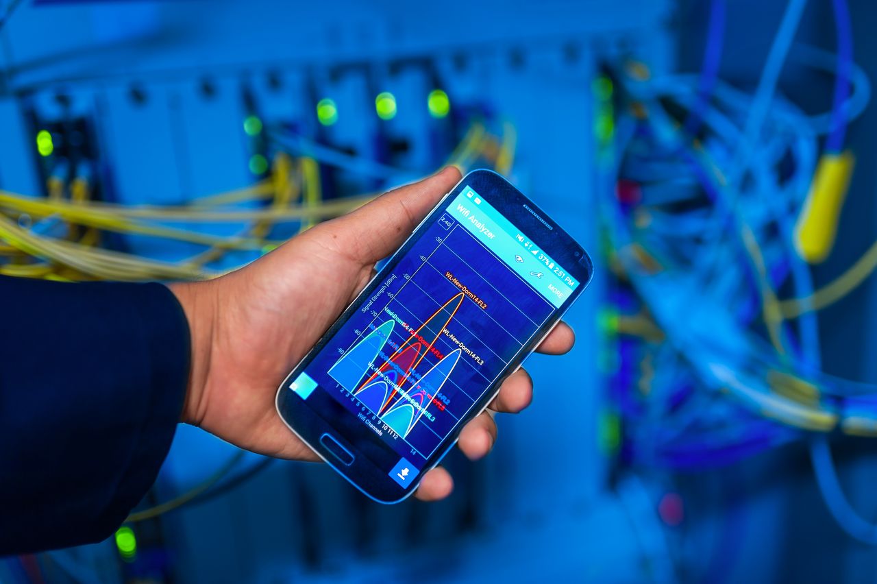 Smartphone dan server - ilustrasi integrasi WP Rocket Cloudflare