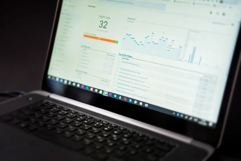 Dashboard analytics untuk memantau performa SEO website