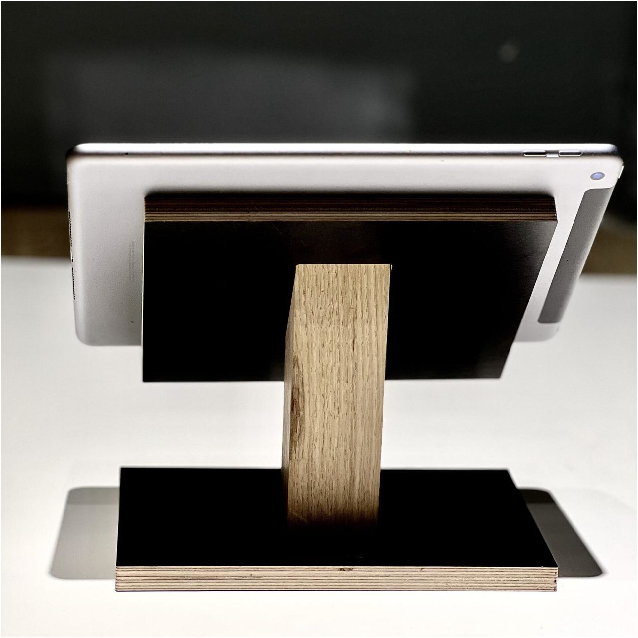 Подставка для планшета из дерева Черного цвета, размер 18х15 см, идеальная для удобного использования