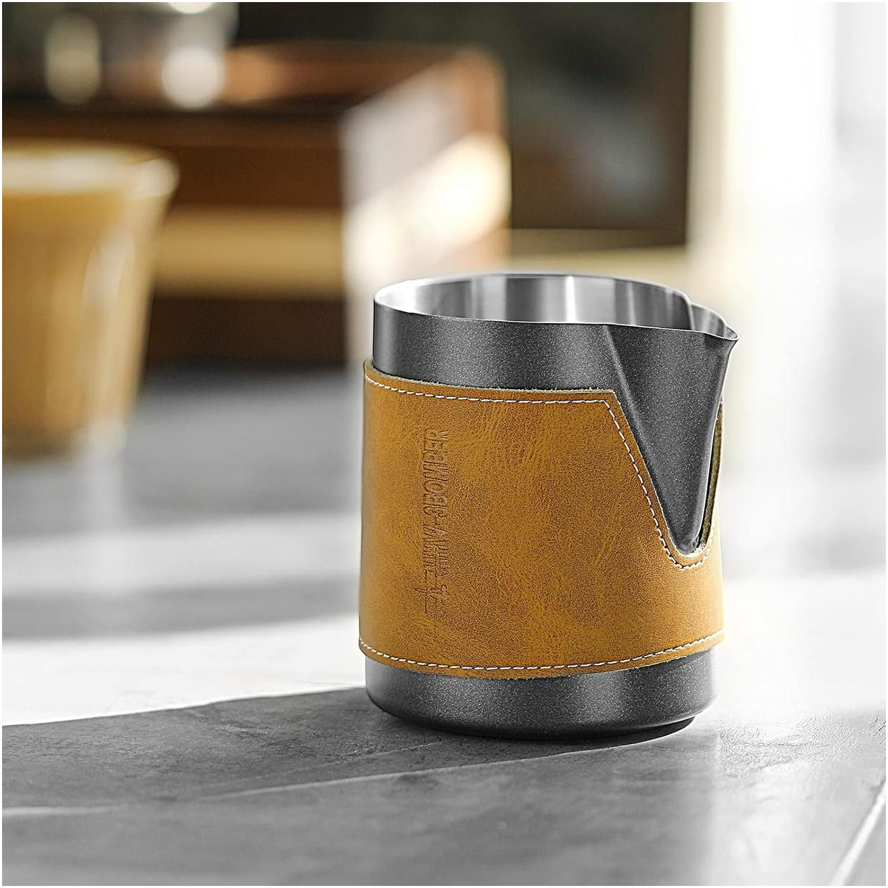 Питчер 400 мл без ручки для латте-арта с кожаным чехлом, точный контроль и стильный дизайн