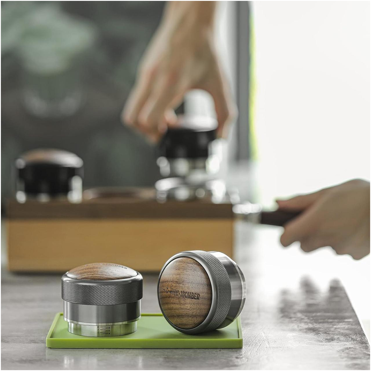 Пуш-темпер для кофе 58 мм с регулируемой глубиной и рифленым основанием, черный, из нержавеющей стали