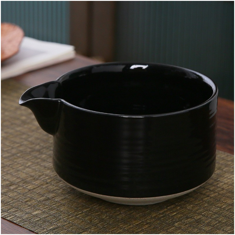 Чаша для матчу Katakuchi Black з носиком 525 мл, керамічна, для чайної церемонії, ідеальна для збивання та розливу