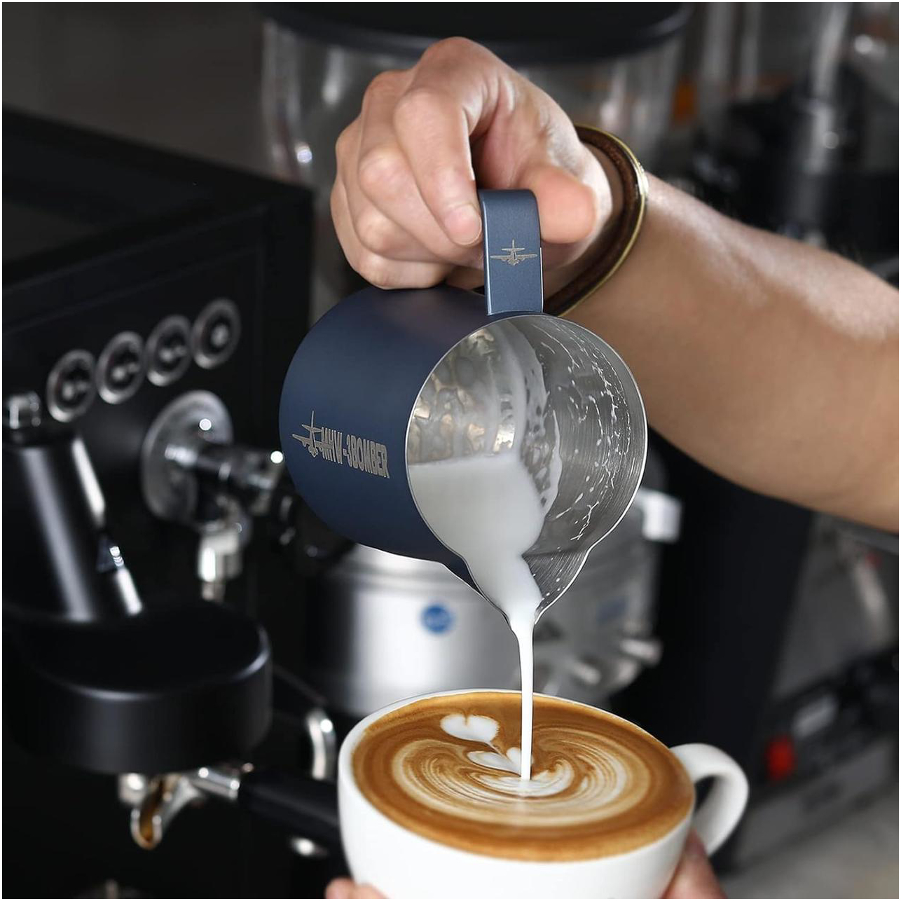 Питчер для латте-арта 500 мл, темно-синий, с тонким носиком, сталь MHW-3Bomber