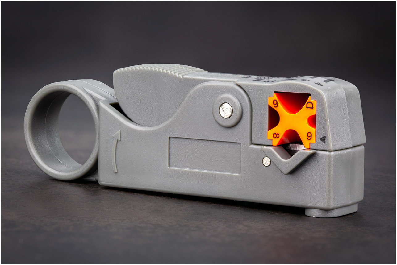 Универсальный инструмент для быстрой и аккуратной зачистки коаксиальных кабелей с регулируемой глубиной