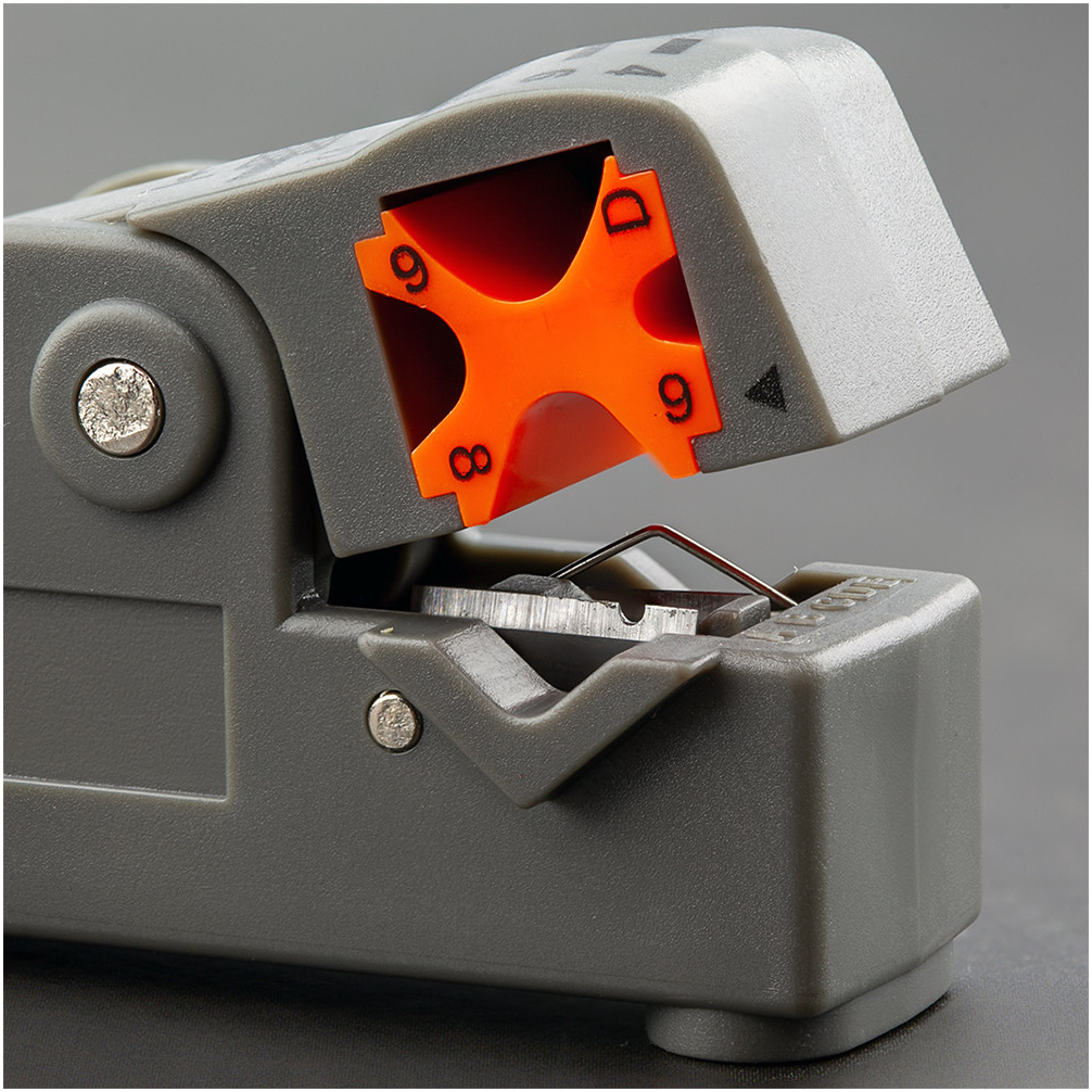 Универсальный инструмент для быстрой и аккуратной зачистки коаксиальных кабелей с регулируемой глубиной