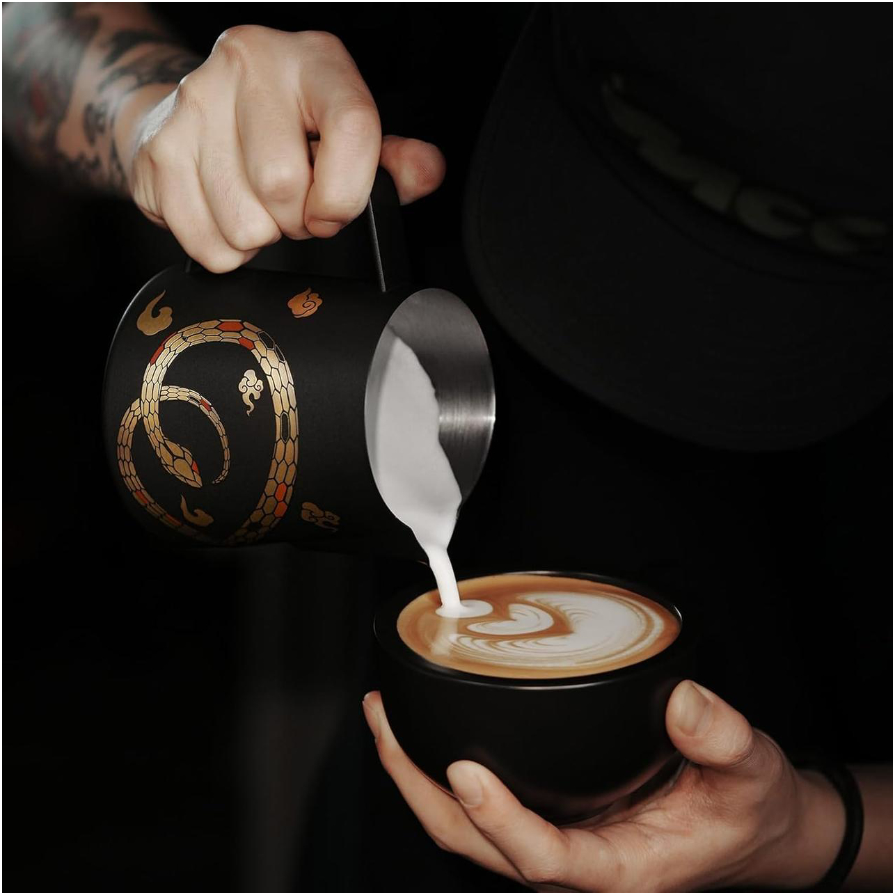 Питчер для латте-арта MHW-3Bomber 450 мл с уникальным дизайном Snake Edition и сливом Eagle Spout