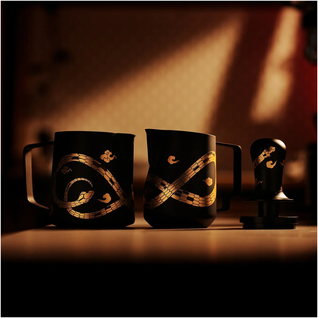 Питчер для латте MHW-3Bomber 500 мл с уникальным дизайном Snake Limited Edition