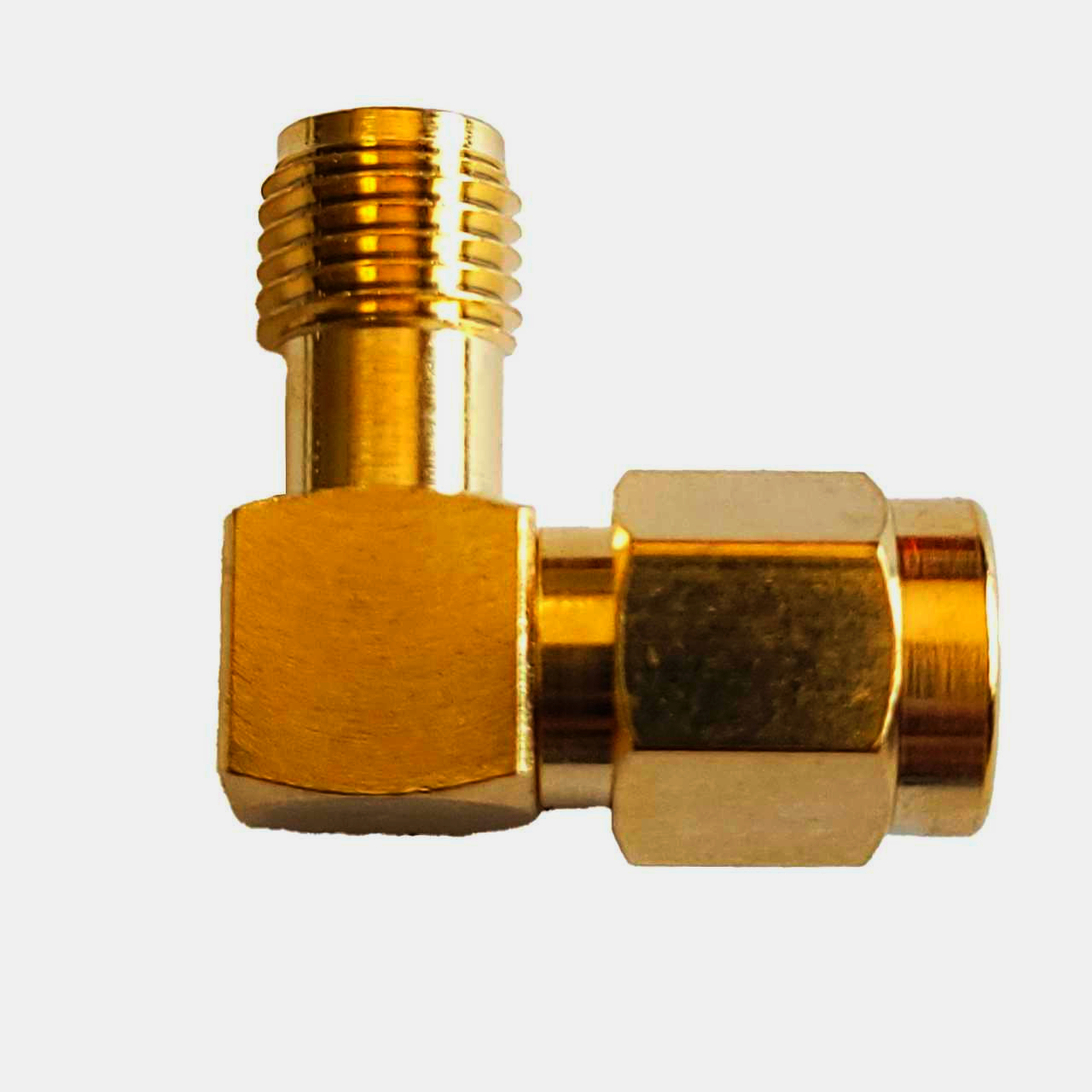 Адаптер RP-SMA ⟶ SMA кутовий, позолочений, 50 Ом для Wi-Fi та радіочастотних систем