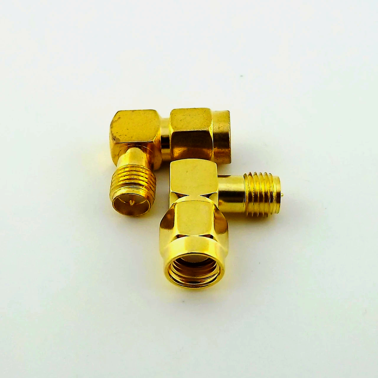 Адаптер RP-SMA ⟶ SMA кутовий, позолочений, 50 Ом для Wi-Fi та радіочастотних систем