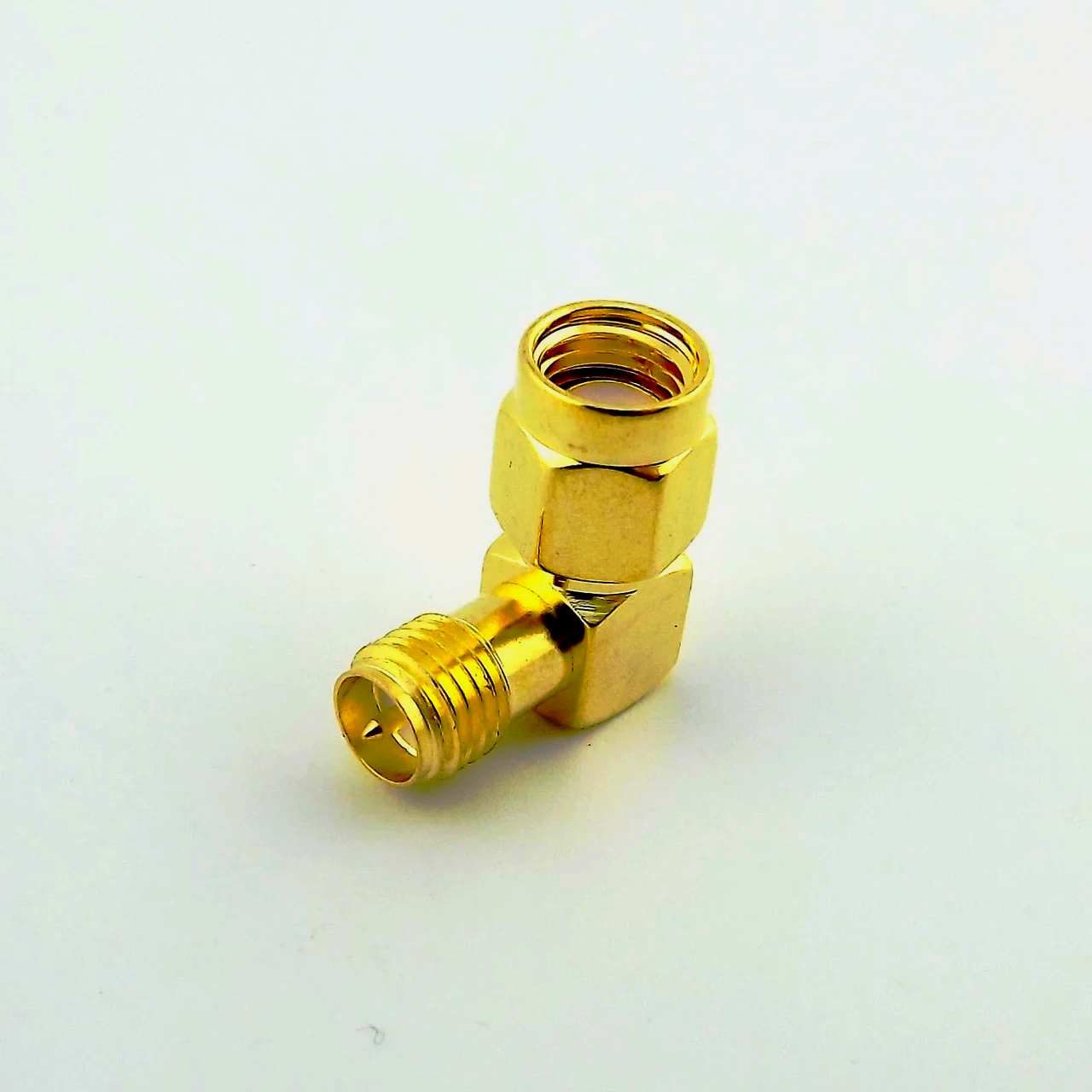 Адаптер RP-SMA ⟶ SMA кутовий металевий 90°, позолота, 50 Ом, для Wi-Fi та GPS