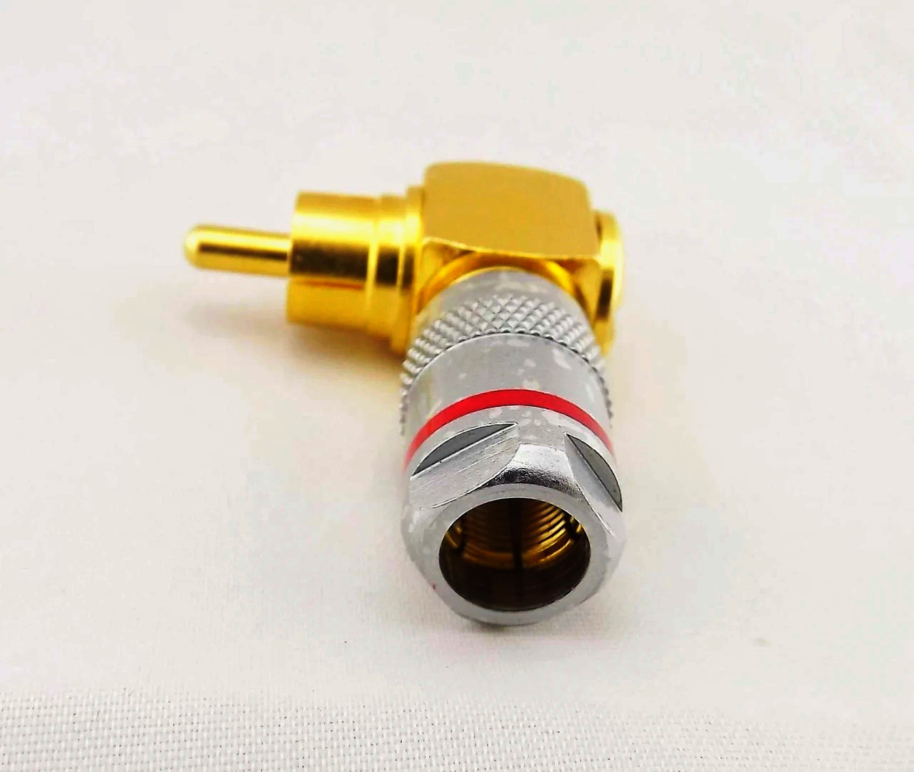 Кутовий RCA роз'єм з цанговим затиском для кабелю до 8 мм, алюмінієвий, позолота 24К