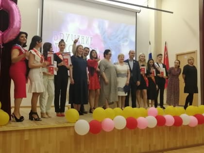 Партийцы и сторонники «Единой России» поздравили выпускников с окончанием школы