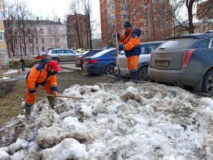 Специалисты продолжили работы по ворошению снега в поселении Воскресенское