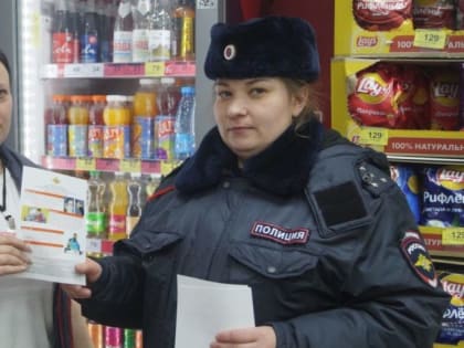 В Кашире сотрудники полиции провели акцию «Опасайтесь мошенников!» в торговых павильонах города