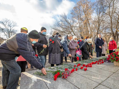 Цветы возложили к Поклонному камню в память о жертвах политических репрессий